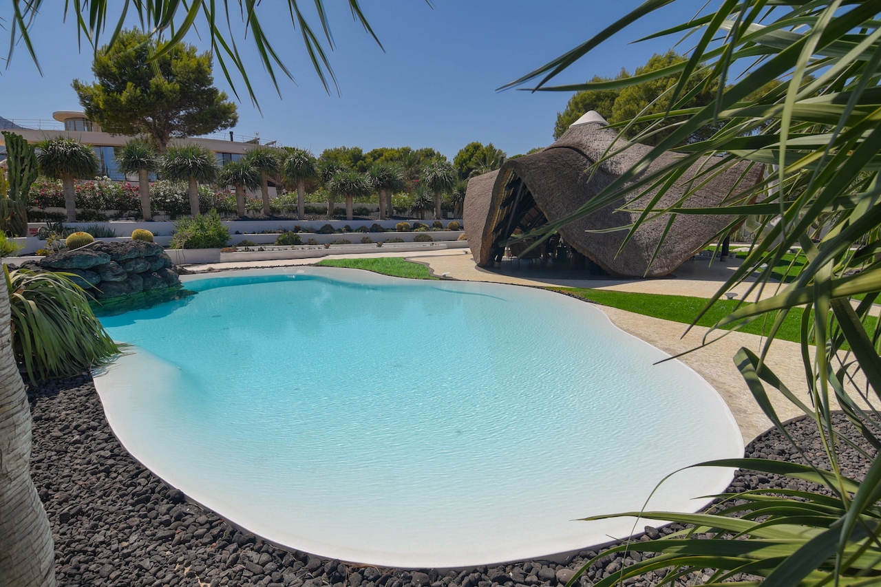 Un oasis de piscina en el mediterráneo. — Gunitec Blog