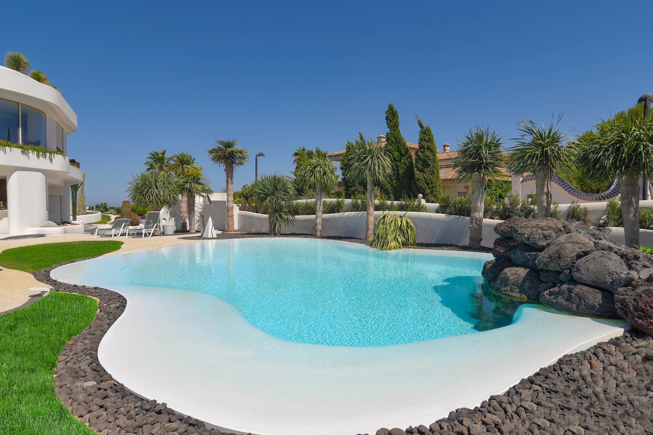 Un oasis de piscina en el mediterráneo. — Gunitec Blog